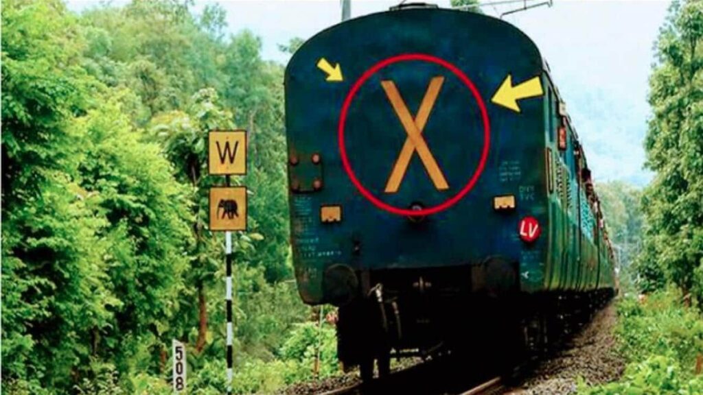 भारतीय रेलवे : आखिर क्यों बने होते हैं ट्रेन के आखिरी डिब्बे पर क्रॉस और एलवी के निशान, यहां जानिए