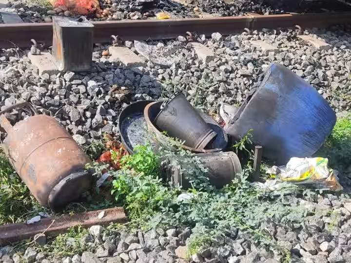 Madurai Train Fire: गैस सिलेंडर की वजह से मदुरै एक्सप्रेस में लगी आग, कितना भीषण था हादसा, बयां कर रहीं तस्वीरें