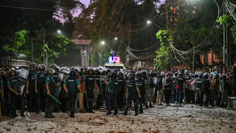Bangladesh Student Protest: बांग्लादेश के छात्र प्रदर्शन में 39 लोगों की मौत, देशभर में इंटरनेट सेवा बंद, ढाका में 50 पुलिस बूथ जलाए गए