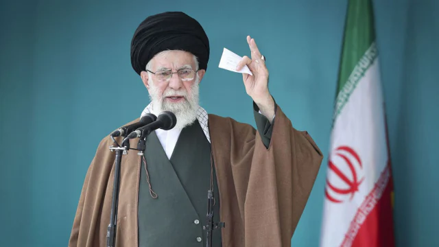 Iran-Israel: इजरायल के साथ जंग क्यों नहीं लड़ रहा ईरान? इन 'तीन चुनौतियों' ने बांधे सुप्रीम लीडर खामेनेई के हाथIran-Israel: इजरायल के साथ जंग क्यों नहीं लड़ रहा ईरान? इन 'तीन चुनौतियों' ने बांधे सुप्रीम लीडर खामेनेई के हाथIran-Israel: इजरायल के साथ जंग क्यों नहीं लड़ रहा ईरान? इन 'तीन चुनौतियों' ने बांधे सुप्रीम लीडर खामेनेई के हाथ