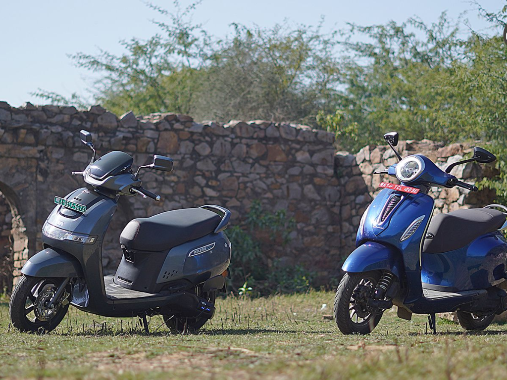 Bajaj Chetak Blue vs TVS iQube: कौन सा इलेक्ट्रिक स्कूटर खरीदना पड़ेगा सस्ता? खरीदने से पहले यहां जान लें