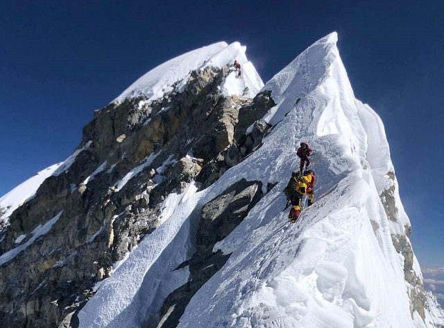 Mount Everest Climbing Fee Hike: नेपाल सरकार ने बढ़ाई शुल्क, अब चढ़ाई के लिए चुकाने होंगे लाखों!