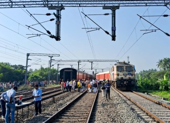 हावड़ा में रेल हादसा: दो ट्रेनों की टक्कर, तीन बोगियां पटरी से उतरीं